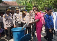 Sambut HUT Bhayangkara ke-80, Polrestabes Semarang Salurkan Air Bersih dan Sembako untuk Warga Terdampak Kekeringan di Jabungan