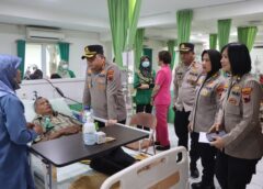Sambut Hari Bhayangkara Ke-80, Kapolrestabes Semarang Jenguk Anggota yang Sakit sebagai Wujud Kepedulian dan Solidaritas Keluarga Besar Polri