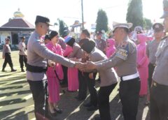 Didampingi Istri, 70 Personel Polres Kebumen Naik Pangkat